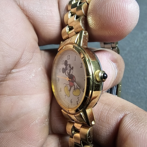 Disney Mickey Mouse Quartz Gold Tone Fashion Watch Exclusively For Disney Workin - Picture 4 of 10